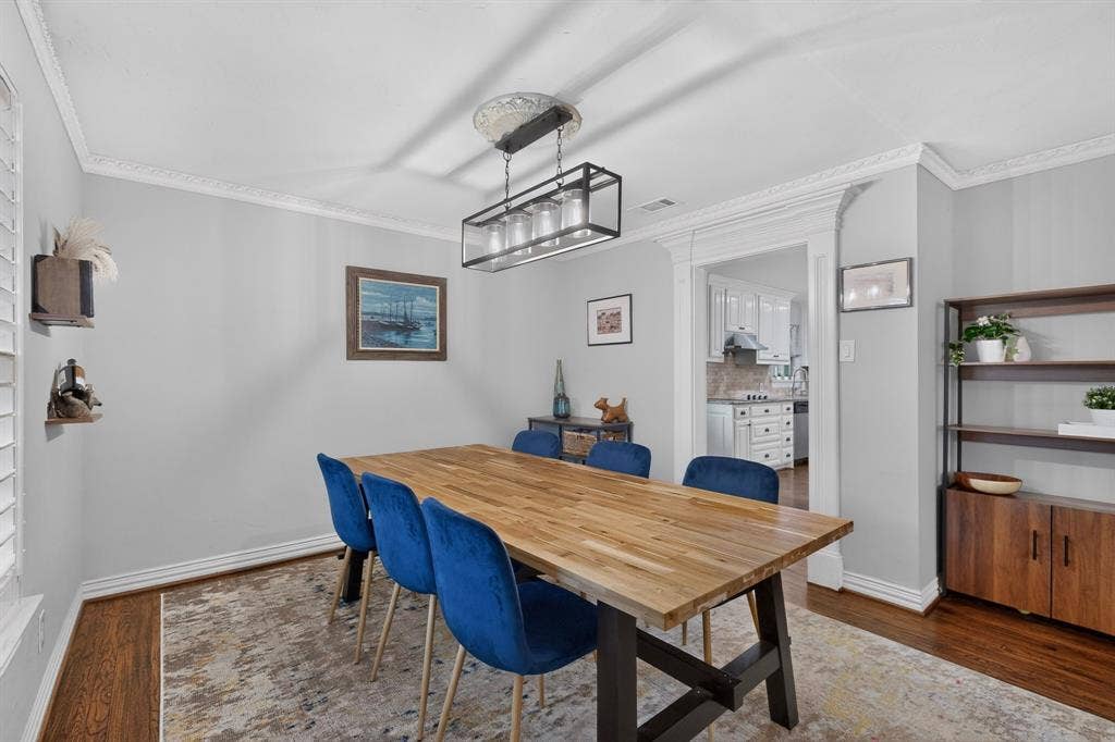 910 Sharpshire Street, Grand Prairie, TX 75050 Dining space for entertaining