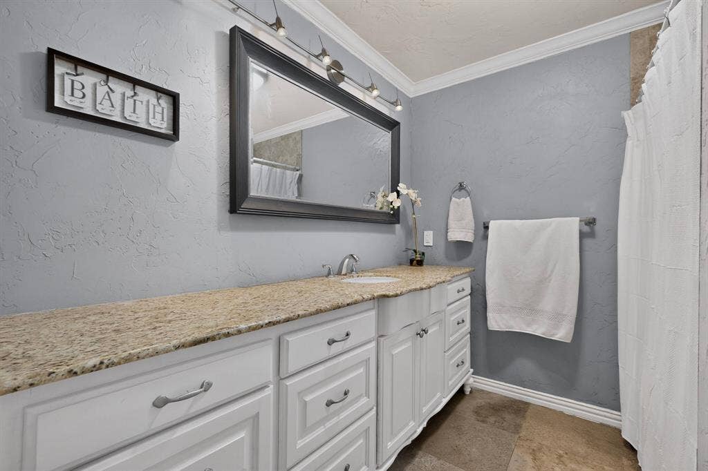 910 Sharpshire Street, Grand Prairie, TX 75050 Second full bath