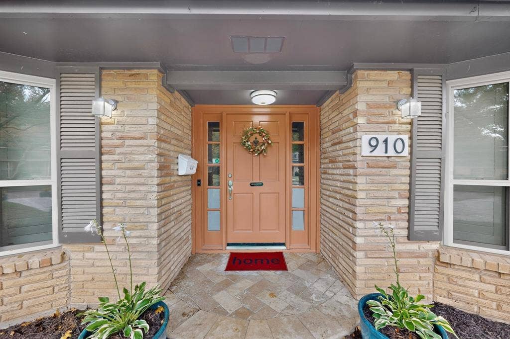 910 Sharpshire Street, Grand Prairie, TX 75050 What an entry!