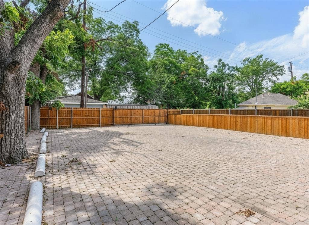 305 S Willomet Avenue, #1, Dallas, TX 75208 Gated parking area