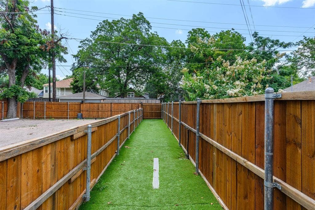 305 S Willomet Avenue, #1, Dallas, TX 75208 dog run