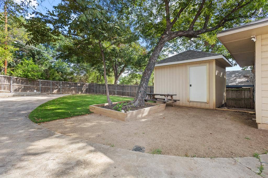 2861 W 9th Street, Dallas, TX 75211 2861 W 9th Street, Dallas, TX 75211