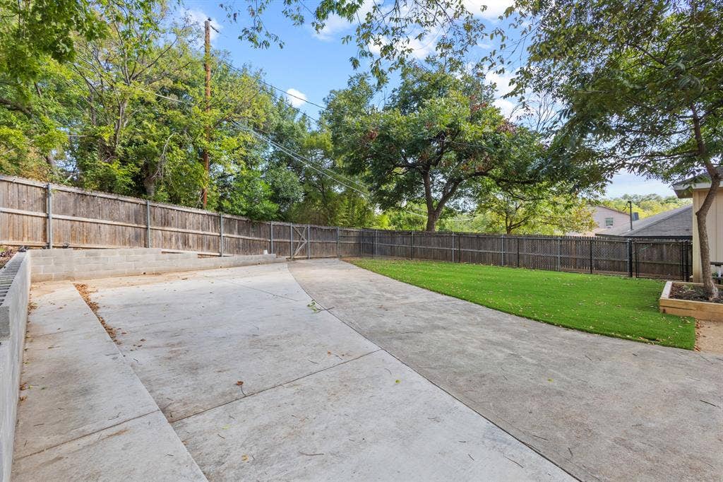 2861 W 9th Street, Dallas, TX 75211 2861 W 9th Street, Dallas, TX 75211