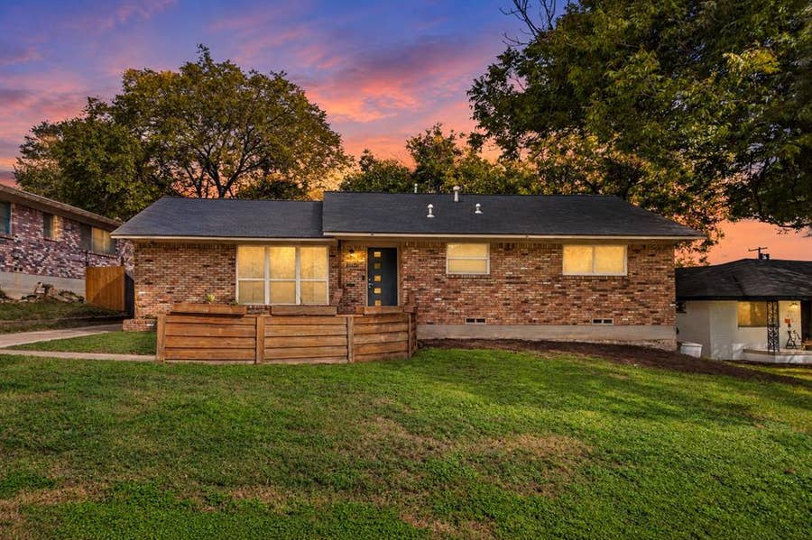Property photo for 2861 W 9th Street, Dallas, TX