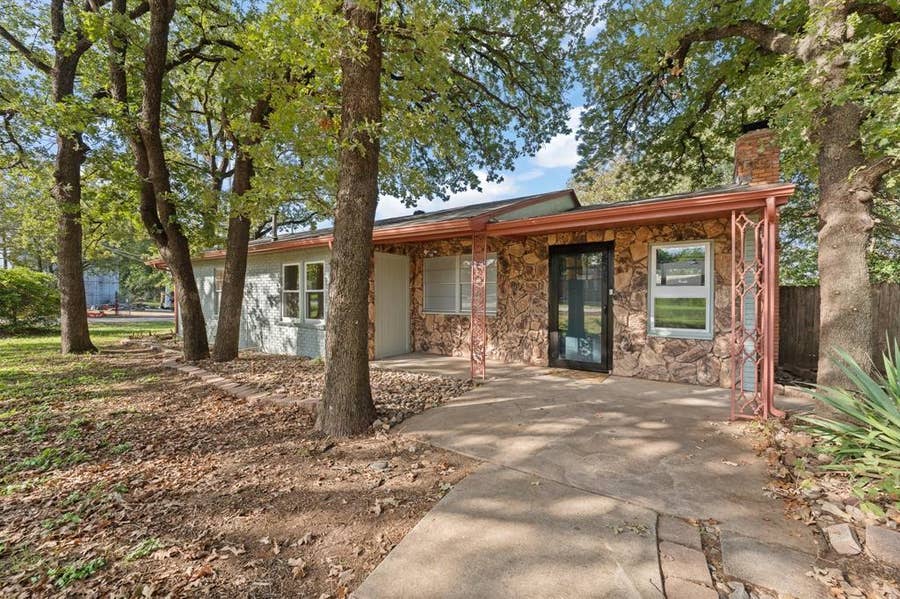 Property photo for 401 Center Lane, Fort Worth, TX