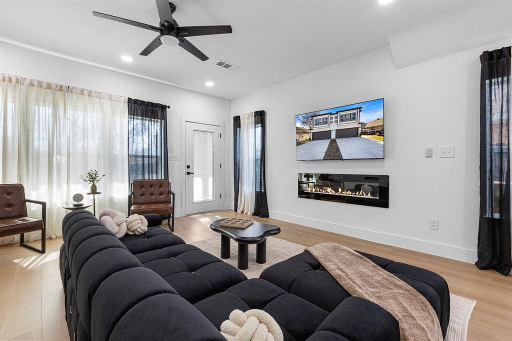 1509 / 1511 S Barry Avenue, Dallas, TX 75223