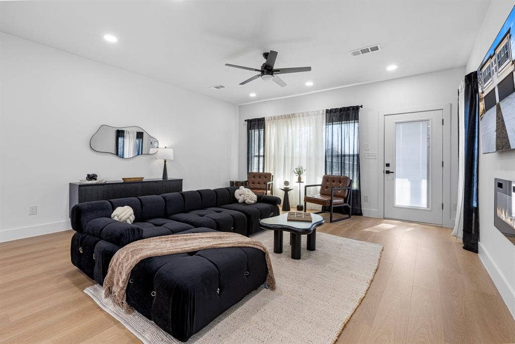 1509 / 1511 S Barry Avenue, Dallas, TX 75223