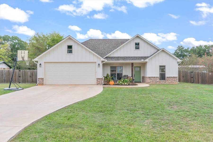 Property photo for 211 E Nevada Street, Van, TX