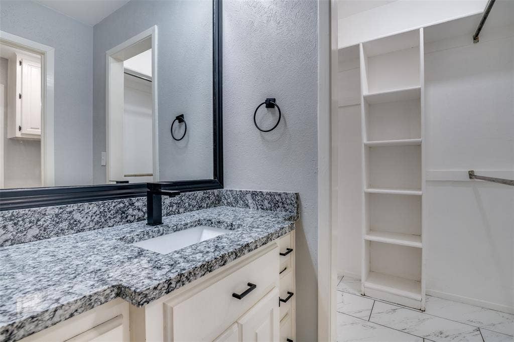 411 Fireside Drive, Richardson, TX 75081 Updated Bathroom