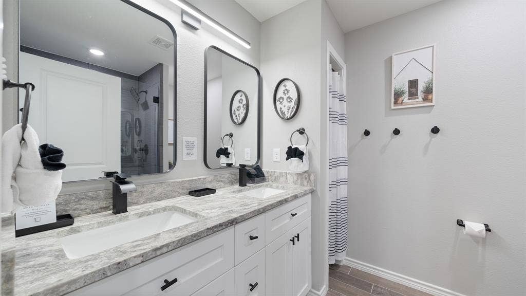 128 Crestwood Drive, Mabank, TX 75156