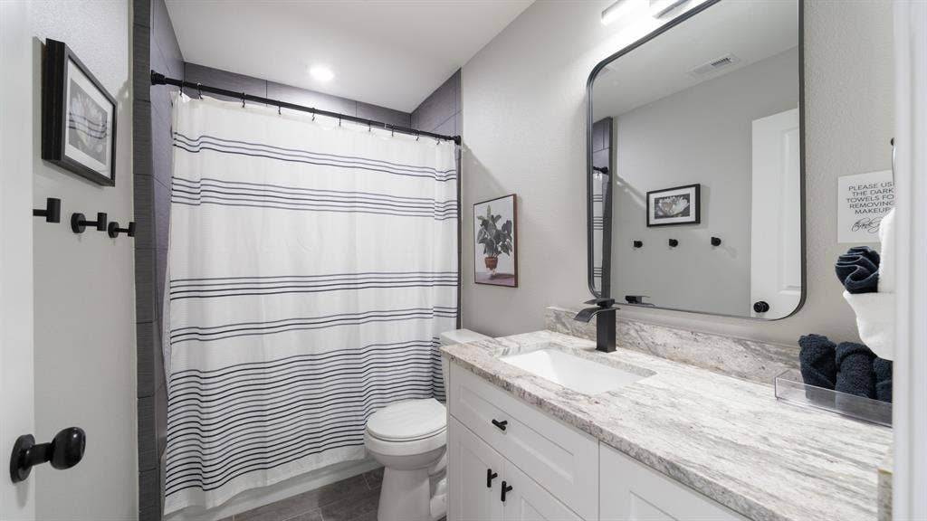 128 Crestwood Drive, Mabank, TX 75156