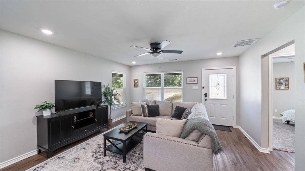128 Crestwood Drive, Mabank, TX 75156