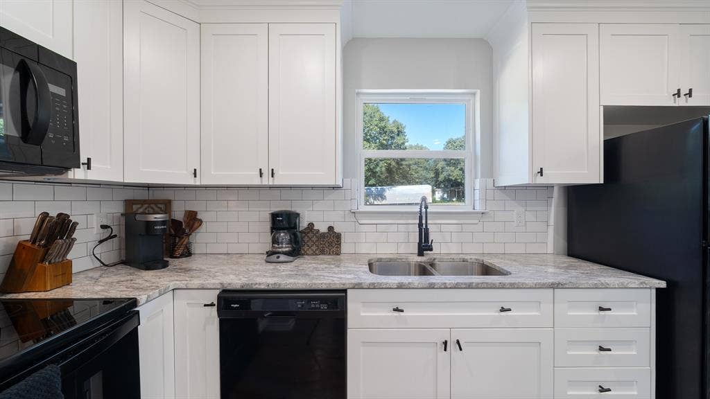 128 Crestwood Drive, Mabank, TX 75156