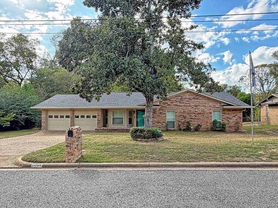 Property photo for 1006 Bel Air Drive, Athens, TX