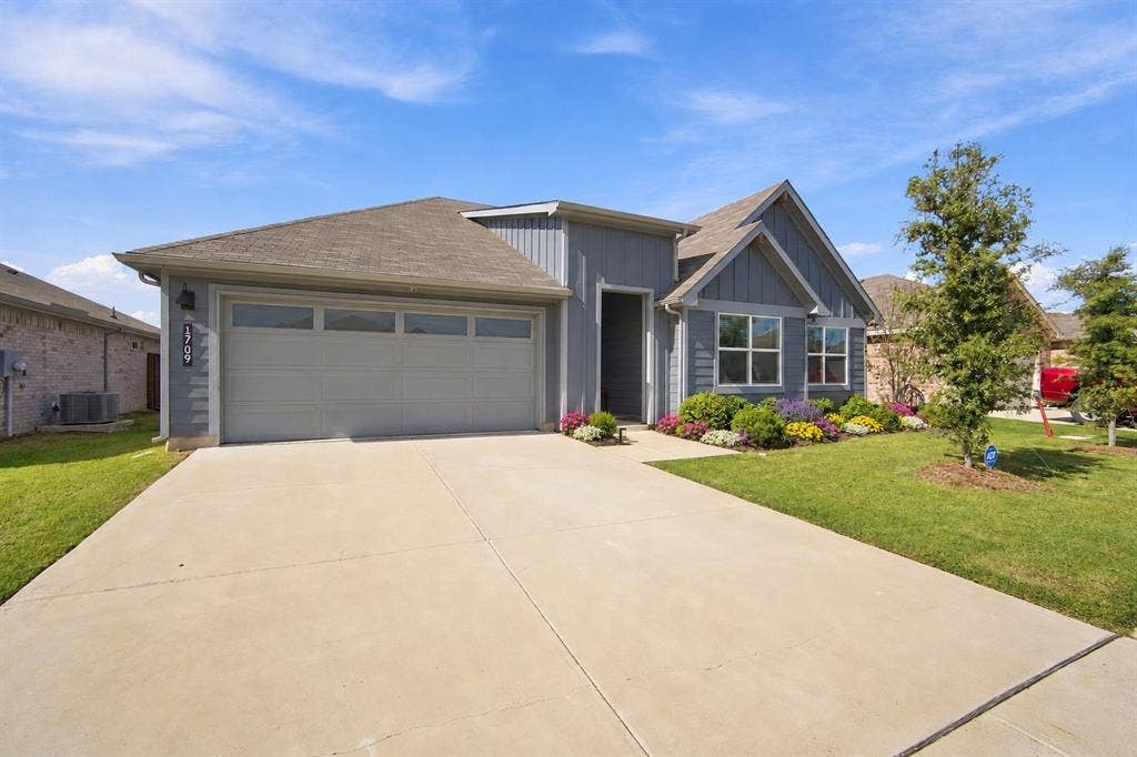 1709 Central Park Drive, Alvarado, TX 76009