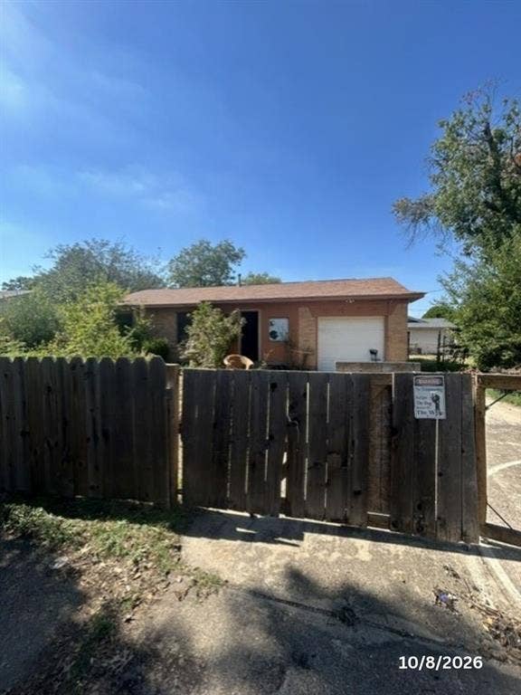 8827 Rustown Drive, Dallas, TX 75228 8827 Rustown Drive, Dallas, TX 75228
