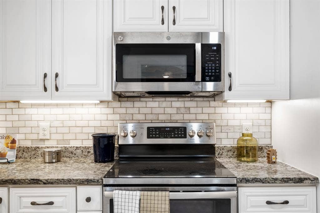 2510 Buttercup Drive, Richardson, TX 75082 Built in microwave.