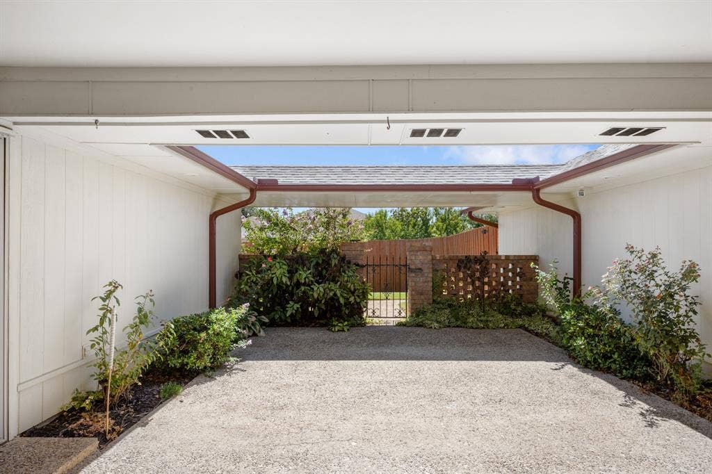 2510 Buttercup Drive, Richardson, TX 75082 Excellent private outdoor space for relaxing or entertaining.