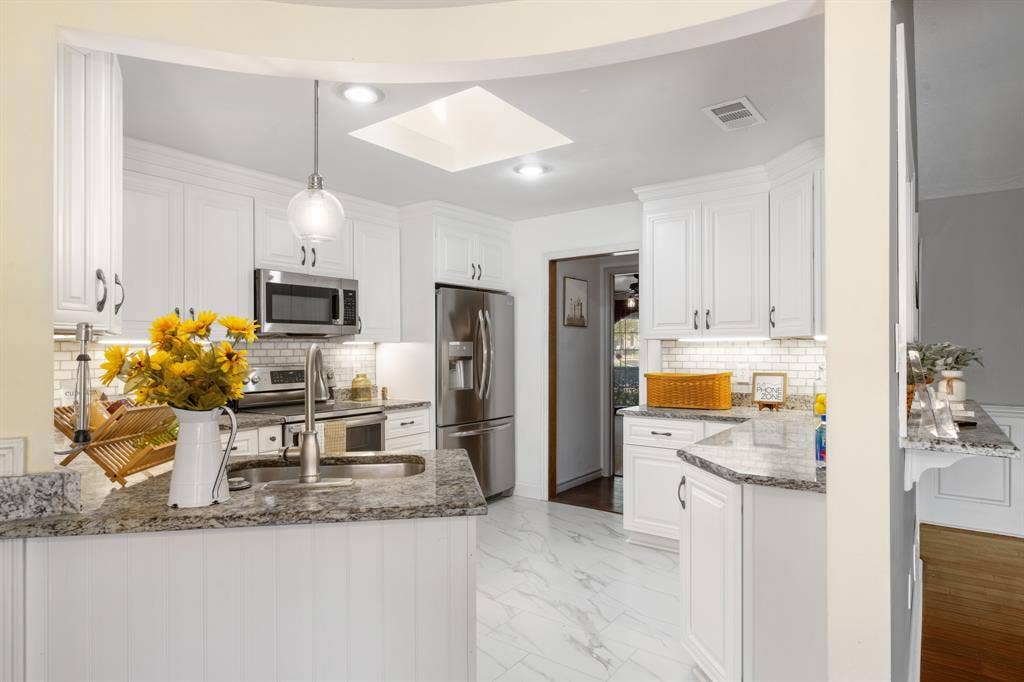 2510 Buttercup Drive, Richardson, TX 75082 The kitchens backsplash compliments the countertops and cabinets beautifully.