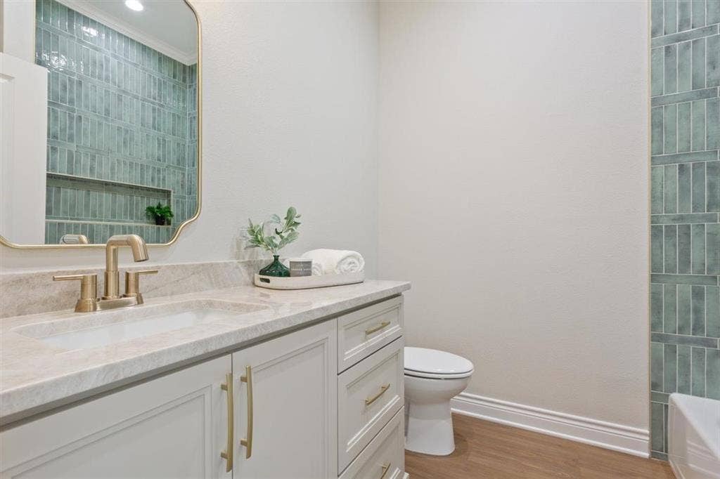 168 Water View Lane, Robinson, TX 76706 Guest hall bathroom
