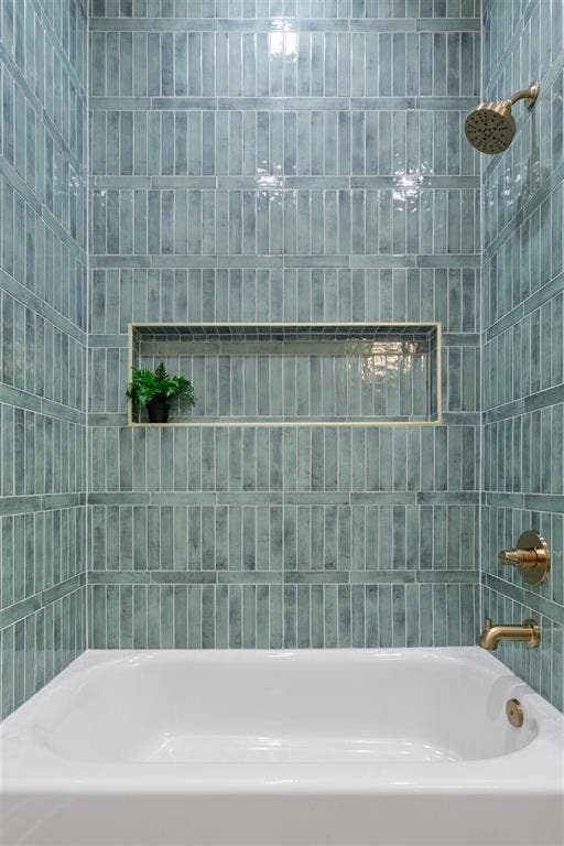 168 Water View Lane, Robinson, TX 76706 Guest hall shower and tub