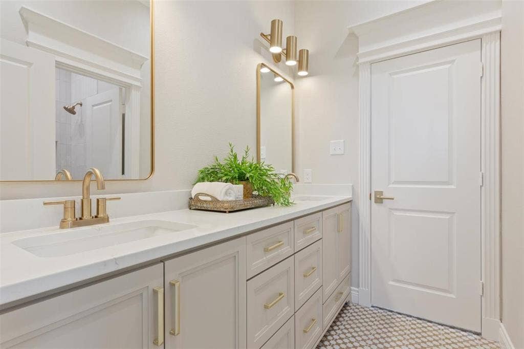 168 Water View Lane, Robinson, TX 76706 Jack and Jill bath connects front and back bedrooms, dual vanities