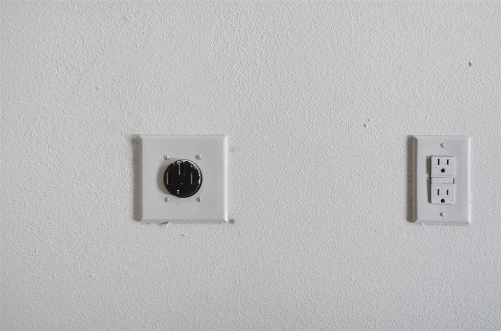 617 Parkview Avenue, Dallas, TX 75223 EV outlet in garage