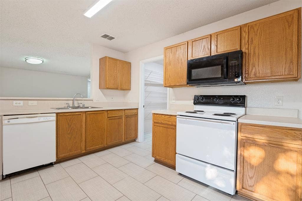 8456 Canvasback Lane, Dallas, TX 75249 8456 Canvasback Lane, Dallas, TX 75249