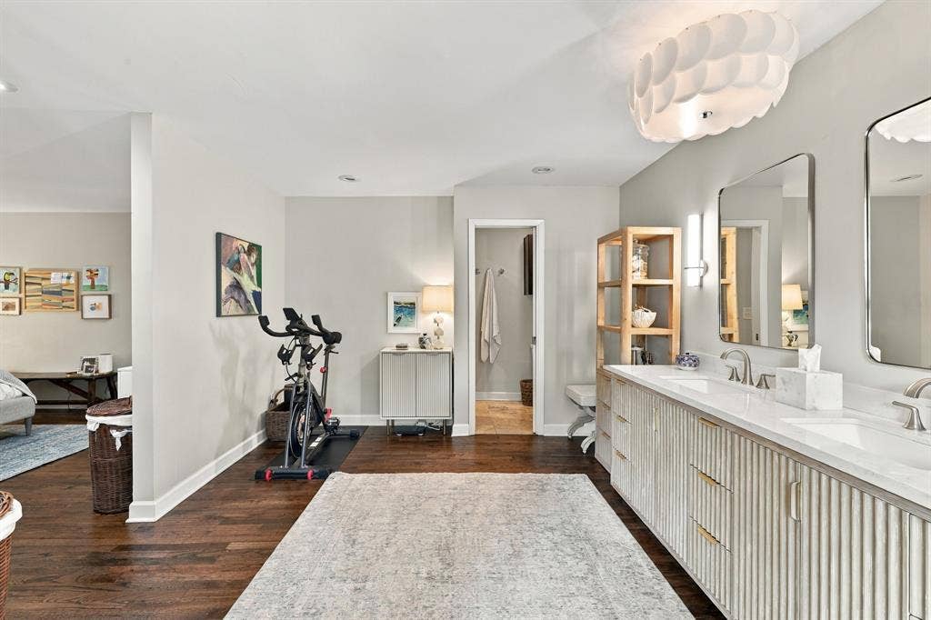 9236 Chiswell Road, Dallas, TX 75238 9236 Chiswell Road, Dallas, TX 75238