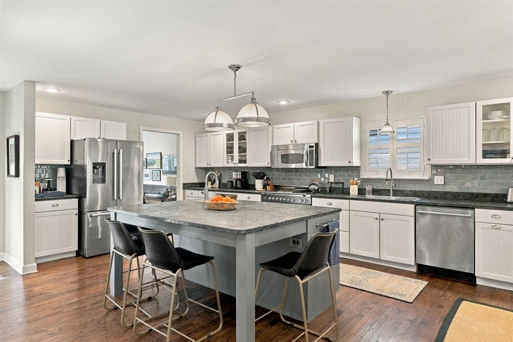 9236 Chiswell Road, Dallas, TX 75238 9236 Chiswell Road, Dallas, TX 75238