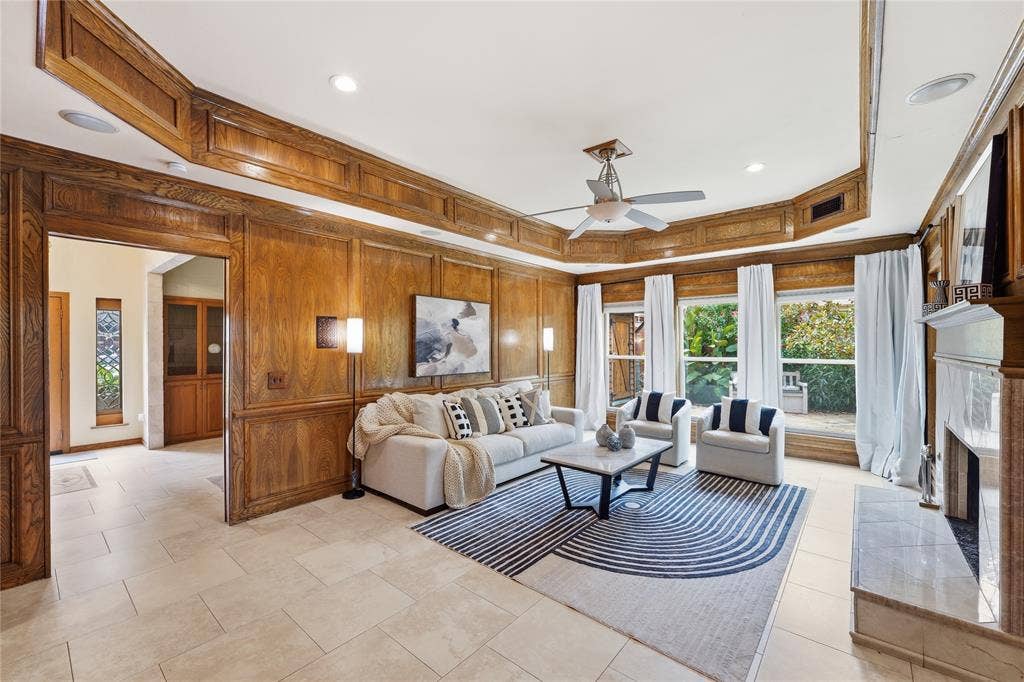 1509 Aylesbury Lane, Plano, TX 75075 No carpet downstairs! This family room is situated at the back of the home next to the amazing resort style backyard, offers oak paneling (real wood), tray ceiling and wall of windows.