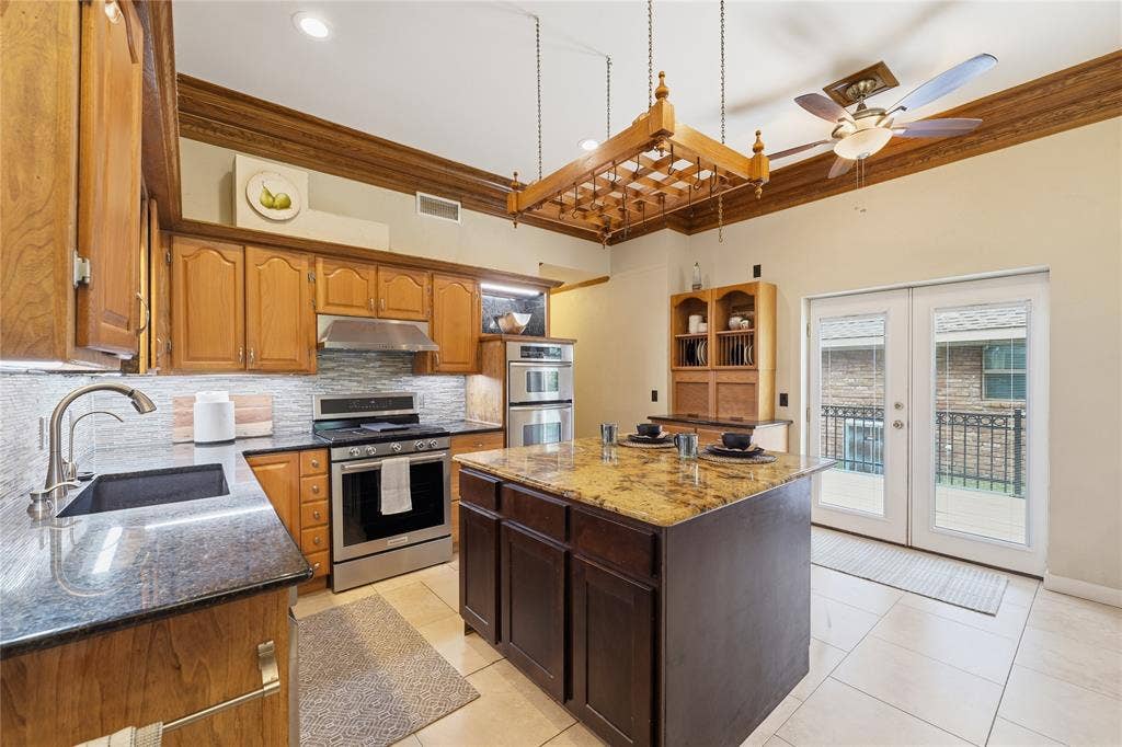 1509 Aylesbury Lane, Plano, TX 75075 This kitchen is great for entertaining, oversized island and a breakfast bar style island this kitchen is great for hosting guests.