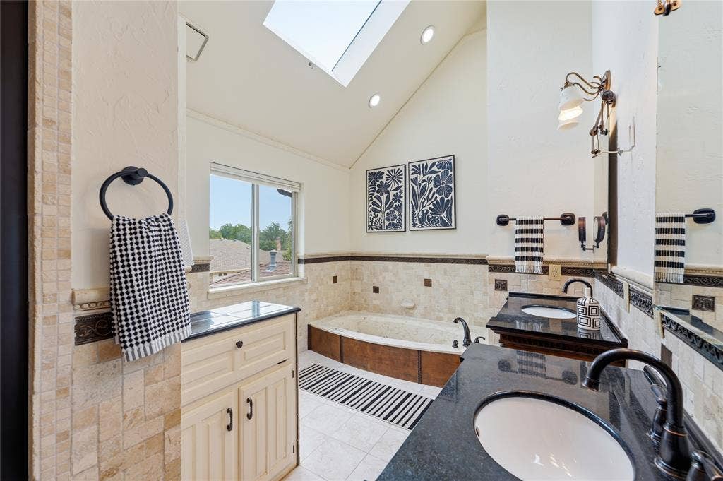 1509 Aylesbury Lane, Plano, TX 75075 Enjoy the vaulted ceilings inside this primary bathroom.