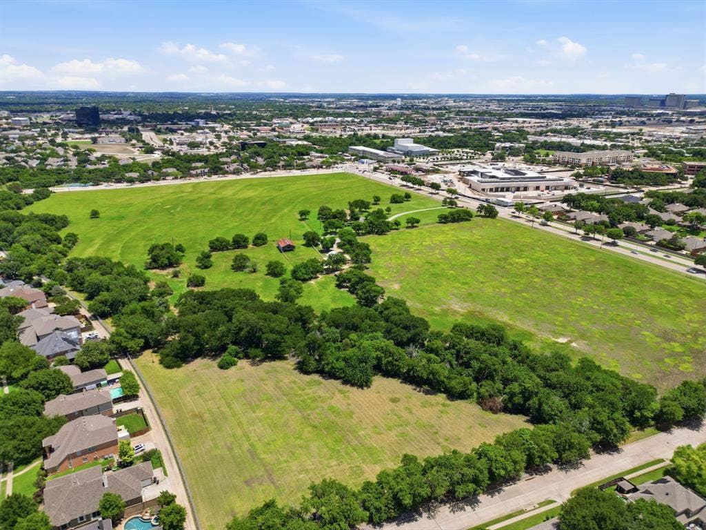 1509 Aylesbury Lane, Plano, TX 75075 This is steps away, future bike and walking trails planned and minutes to HWY75 and GB Tollroad, shopping and dining.