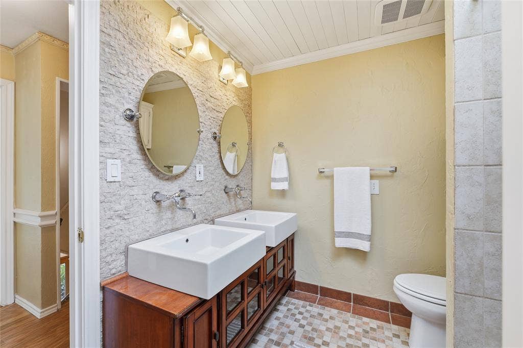 1509 Aylesbury Lane, Plano, TX 75075 This third full bath has two access points one from the bedroom and another off the hallway.