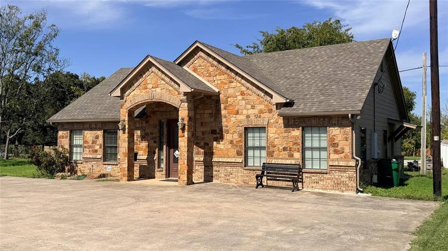 Property photo for 305 W Rock Island Avenue, Boyd, TX