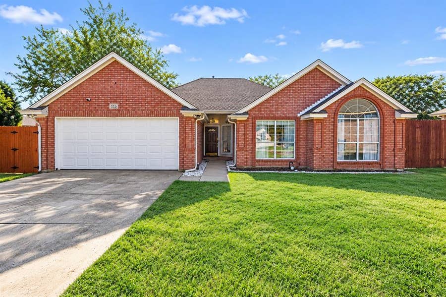Property photo for 115 S Blue Bonnet Circle, Justin, TX
