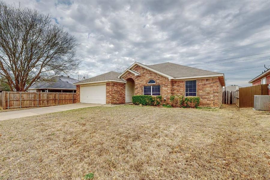 Property photo for 1720 Treasure Cay Drive, Mansfield, TX