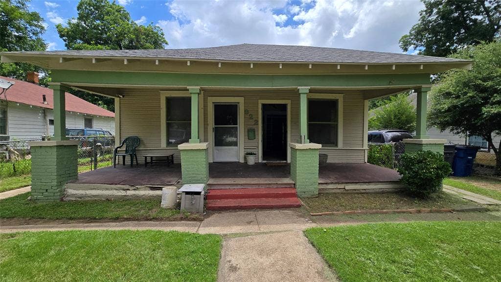 922 Hollywood Avenue, Dallas, TX 75208 Craftsman-style exterior featuring a covered front porch, brick-based support columns, horizontal siding, and a hipped roofline