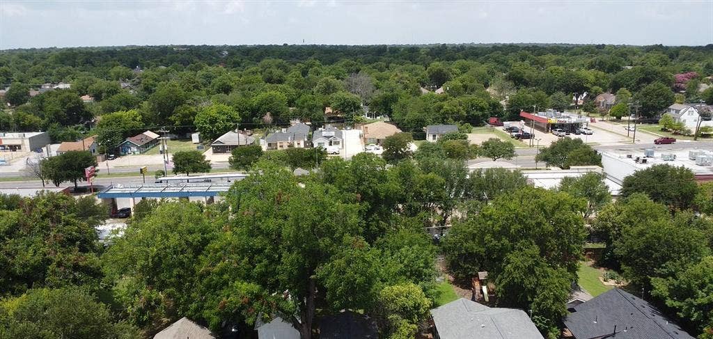 922 Hollywood Avenue, Dallas, TX 75208 Aerial perspective featuring established residential surroundings with mature tree canopy