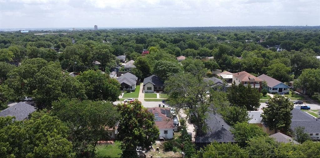922 Hollywood Avenue, Dallas, TX 75208 Aerial perspective of a neighborhood featuring mature tree canopy, gridded streets, and diverse residential rooflines