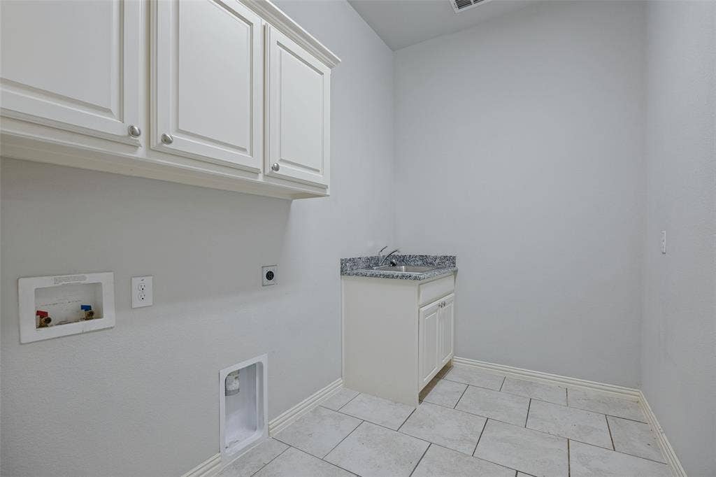 Laundry room with Sink