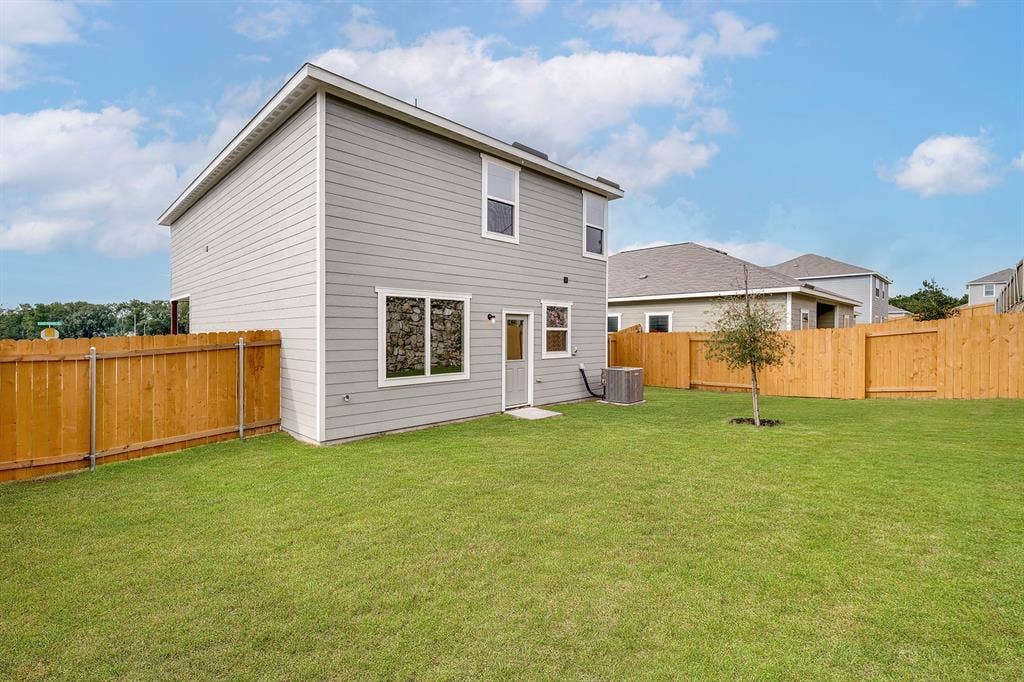 6307 Crosswood Lane, Dallas, TX 75241 Rear view of property featuring a fenced backyard