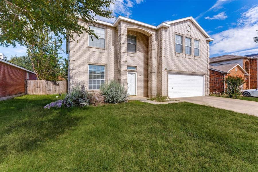 Property photo for 1140 Roundhouse Drive, Saginaw, TX