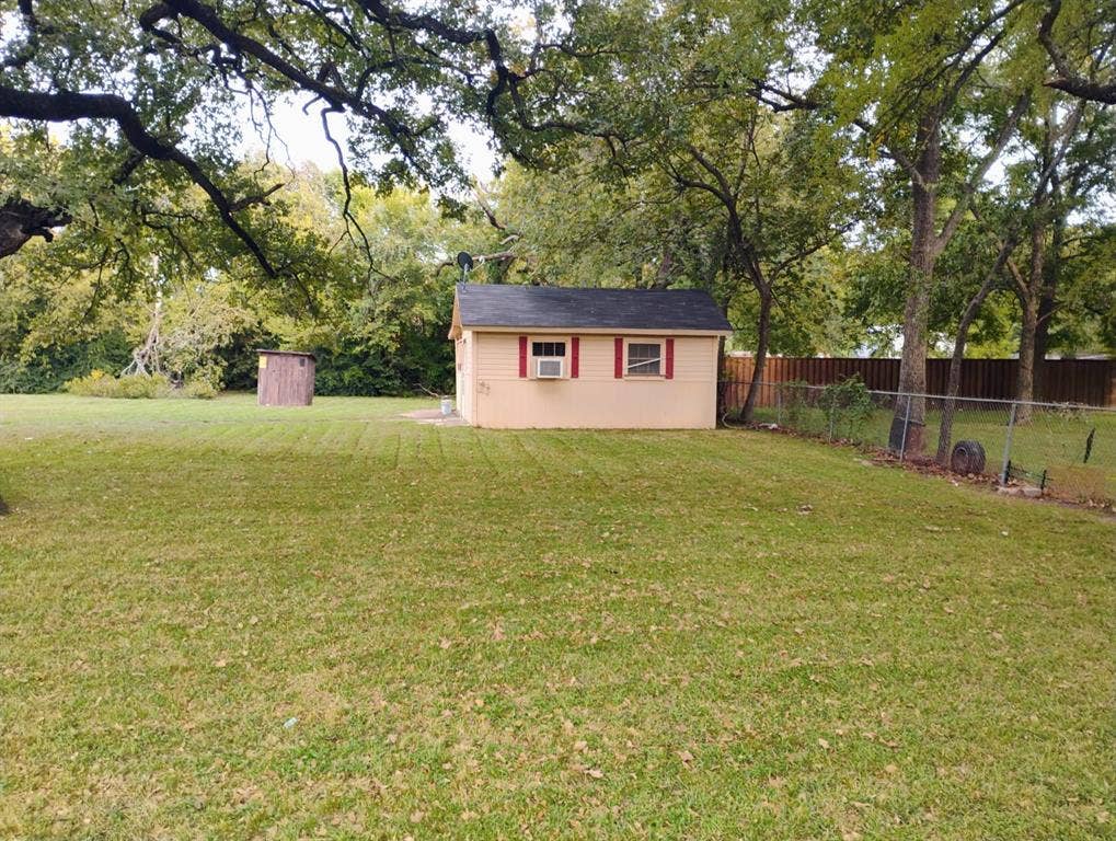 412 N Saint Augustine Drive, Dallas, TX 75217 Expansive lawn area for family gathering, sitting out to enjoy the peace and quietness with a glass of lemonade and a good book