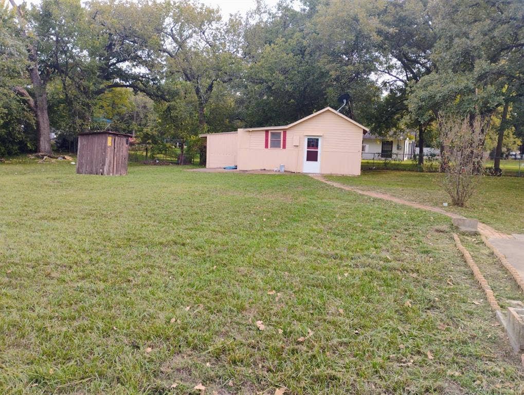 412 N Saint Augustine Drive, Dallas, TX 75217 Expansive lot space from other family, paved walkway