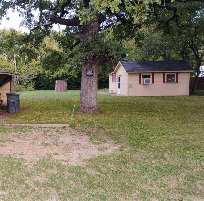 412 N Saint Augustine Drive, Dallas, TX 75217 Expansive yard the main street, enjoying relaxation worry-free