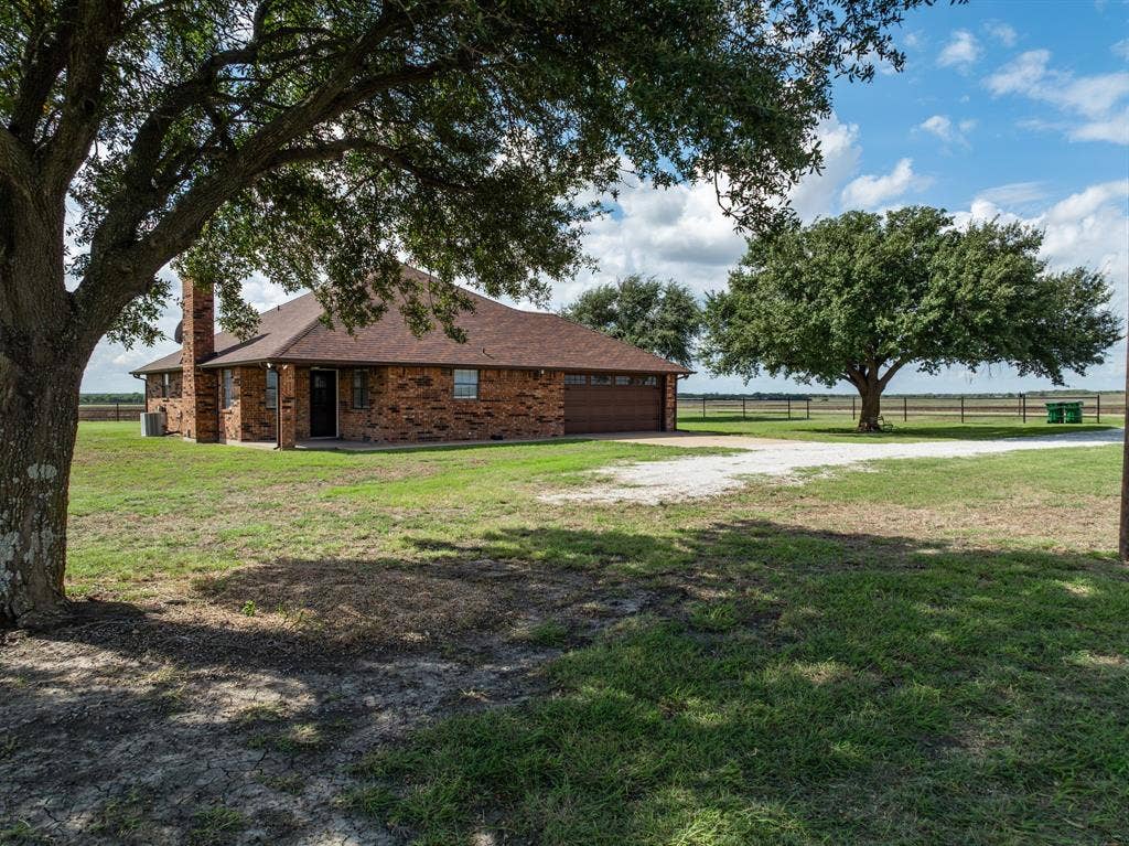 369 Odom Road, Avalon, TX 76623 369 Odom Road, Avalon, TX 76623