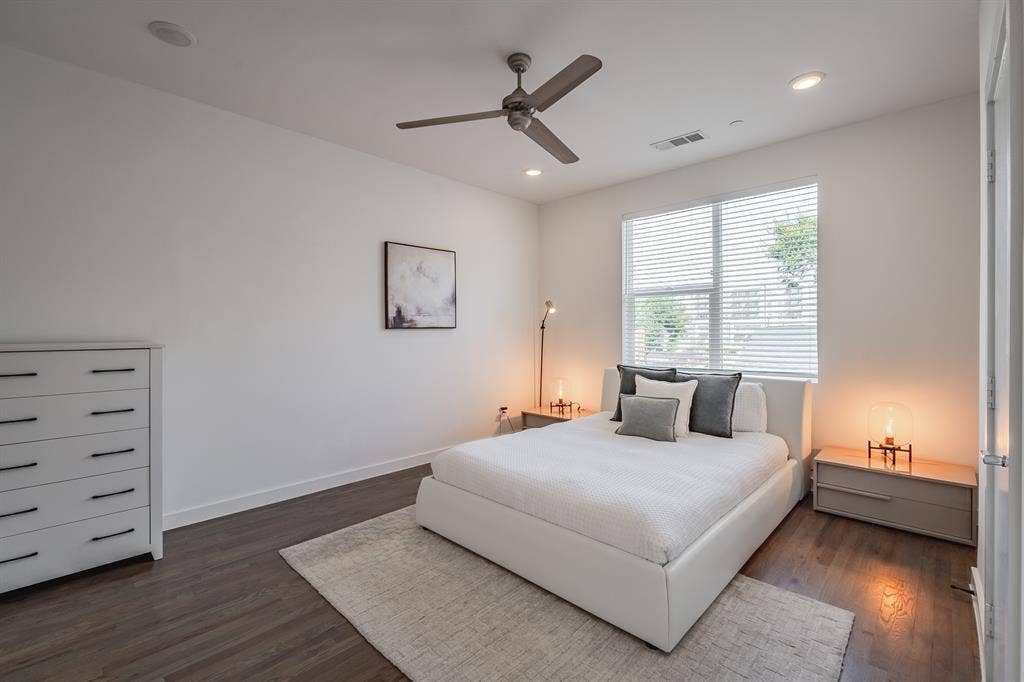 1502 Bennett Avenue, #106, Dallas, TX 75206 Dark wood-finish flooring, recessed lighting, matte-finish ceiling fan, and horizontal window blinds