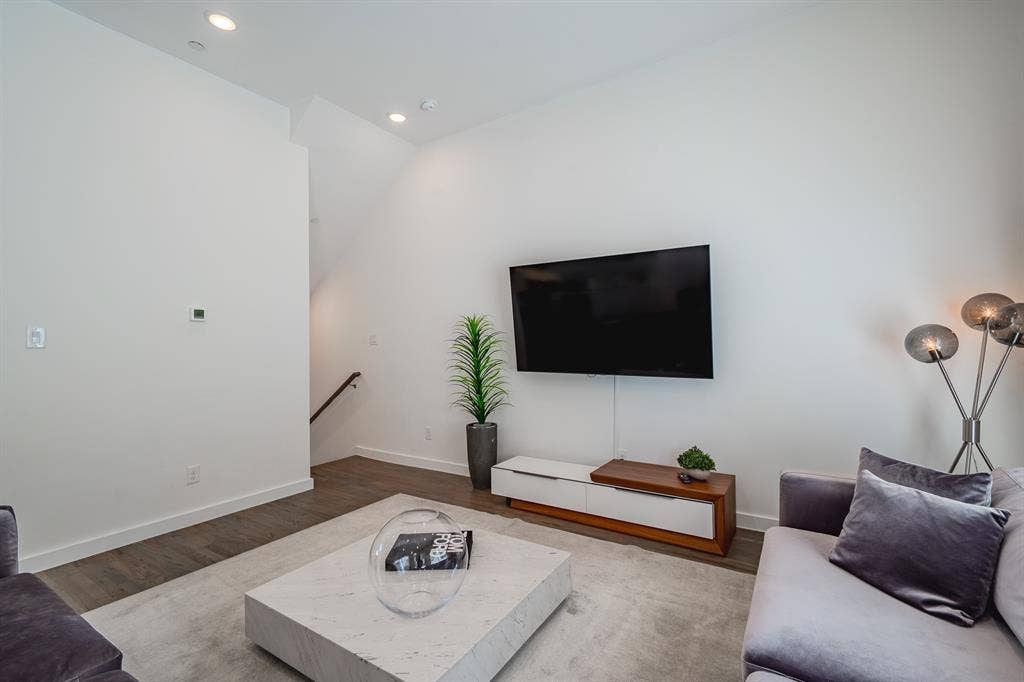 1502 Bennett Avenue, #106, Dallas, TX 75206 High ceilings, wood-finish flooring, and recessed lighting